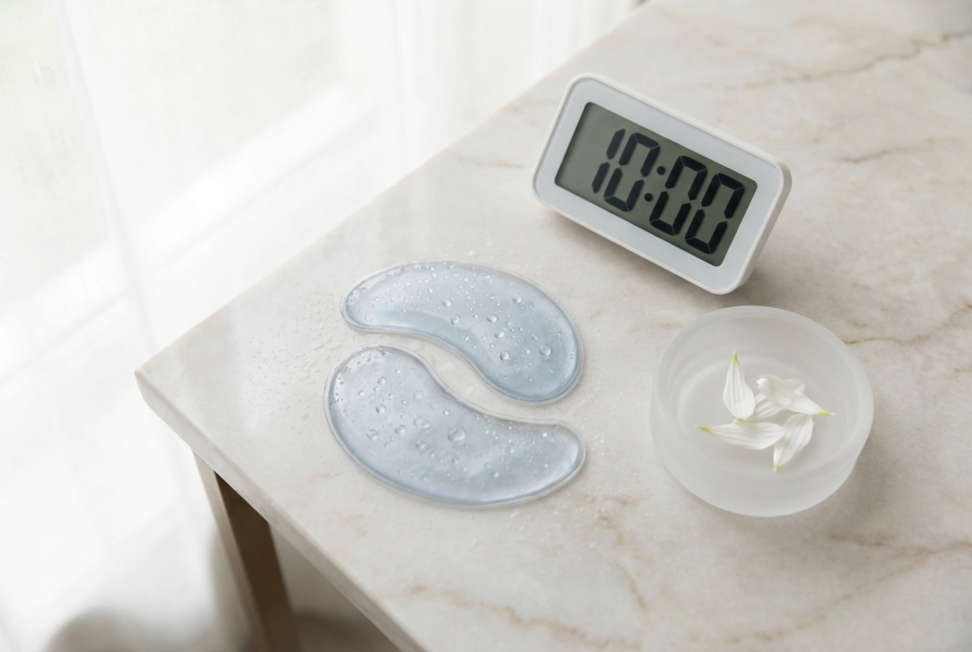 A Guide to Eye and Under-Eye Masks: Cooling, Application, and Timing
