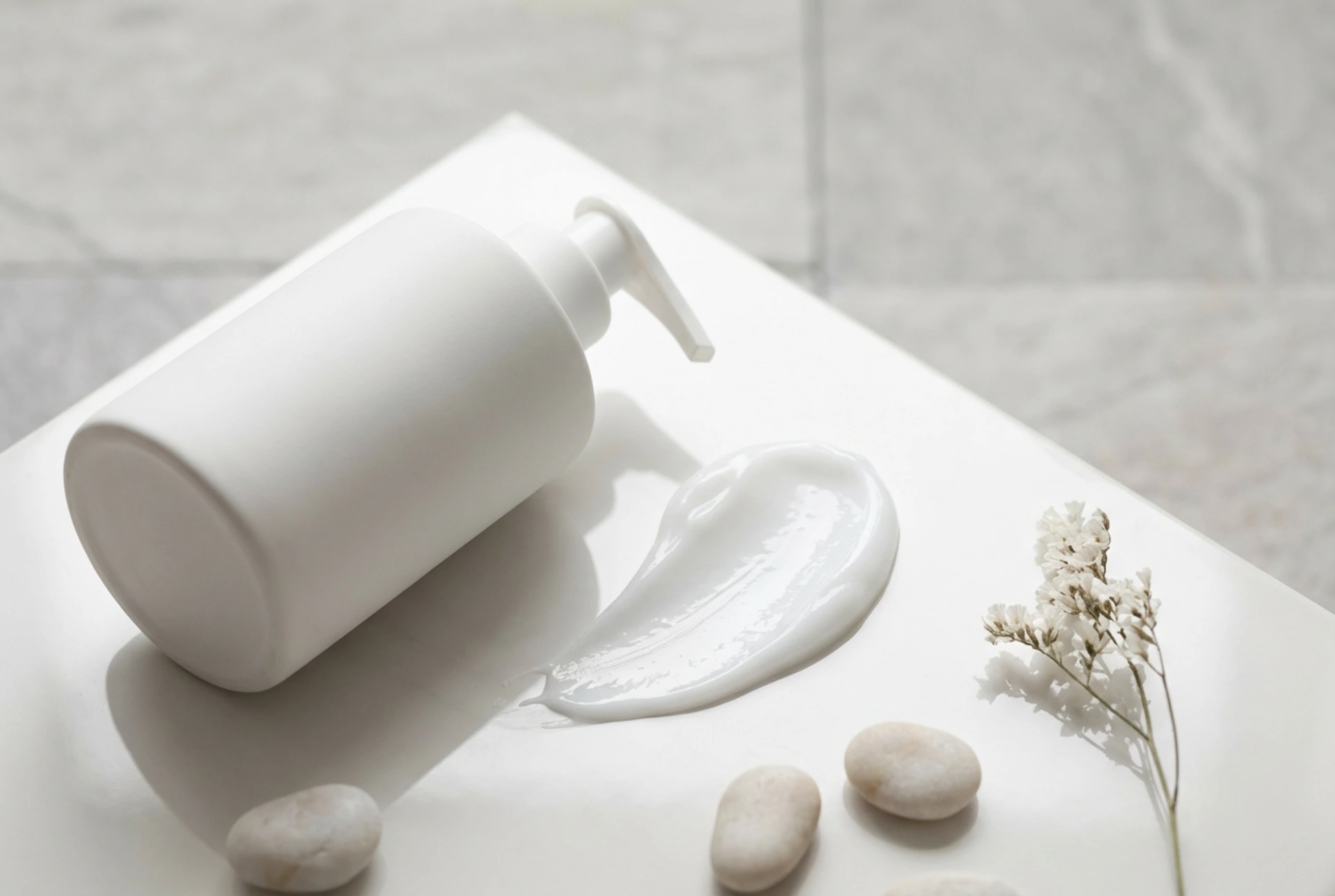 Choosing a Moisturiser for Blemish-Prone Skin: Lightweight Bases, Ingredients and Application