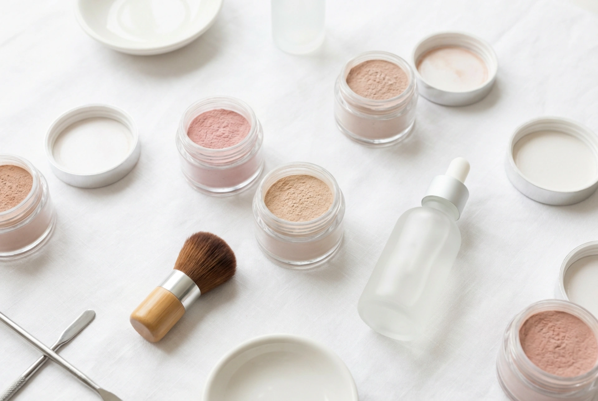 Dip powder manicure: starter kit, contents and first steps