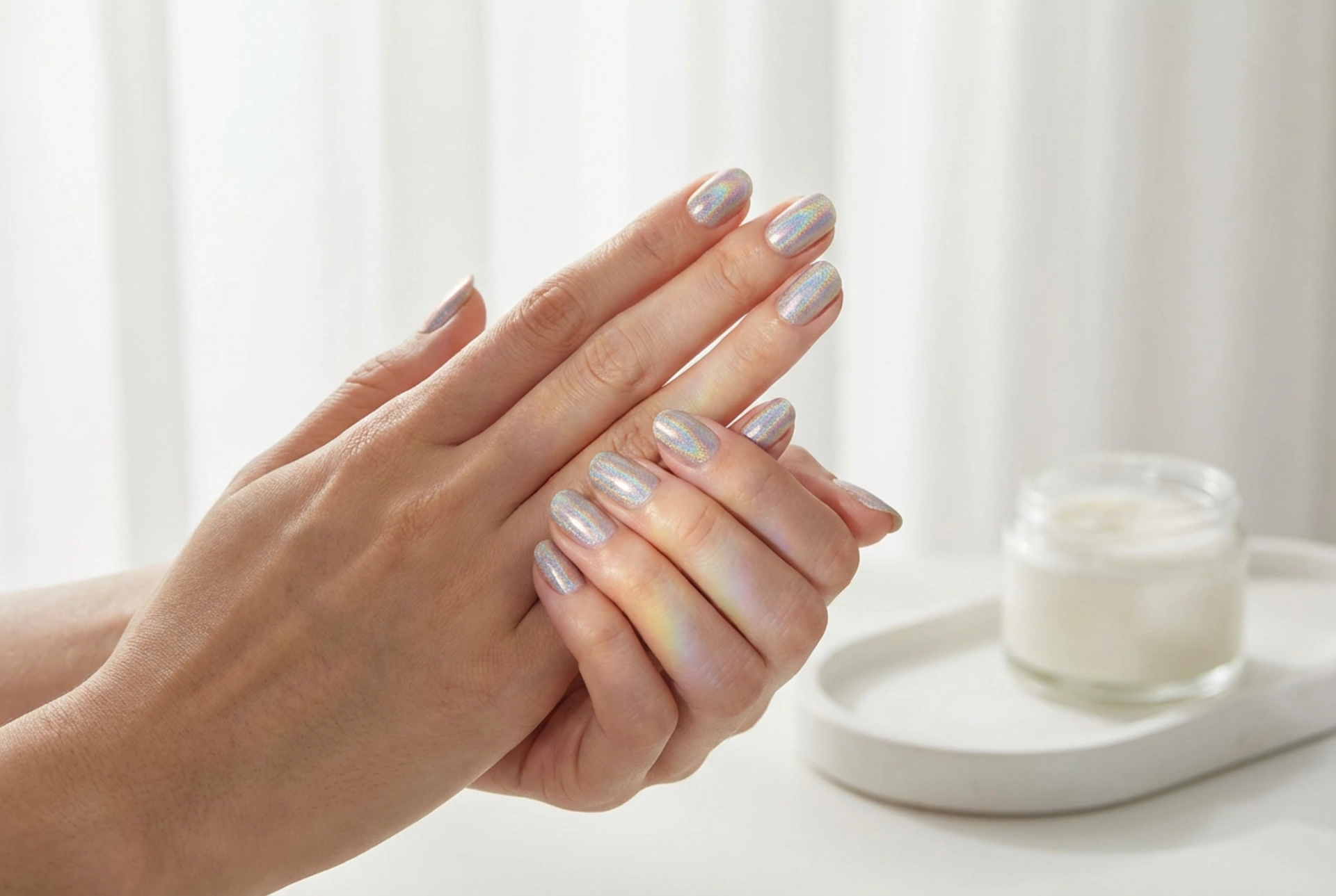 Holographic Nail Polish: How to Enhance the Effect and Avoid Streaks