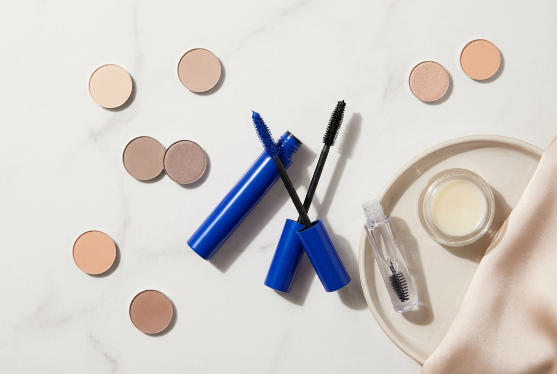 Blue Mascara in Practice: How to Pair It and Highlight Your Eyes