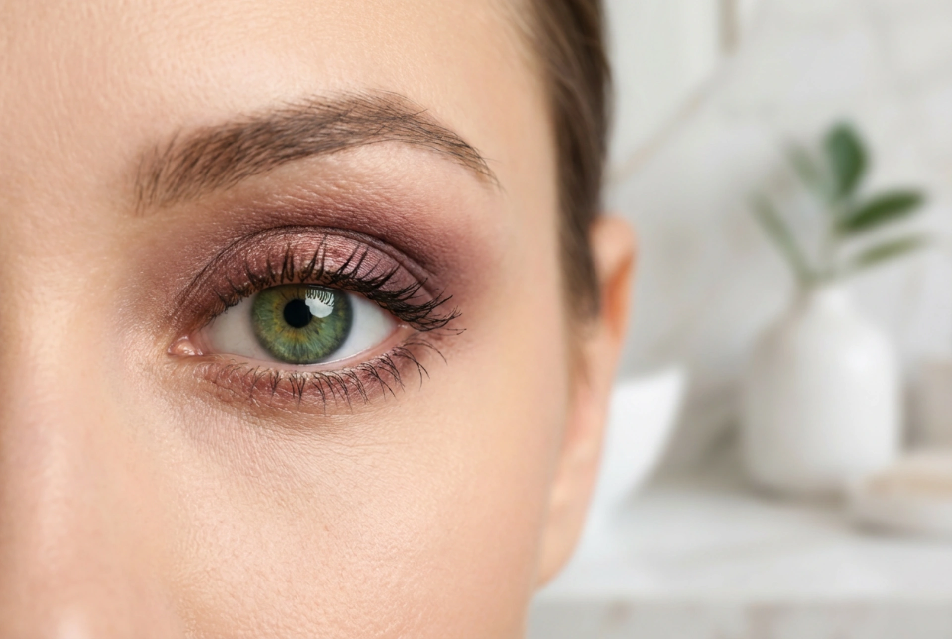 Makeup for Green Eyes: Ready-to-Use Schemes for Day and Evening