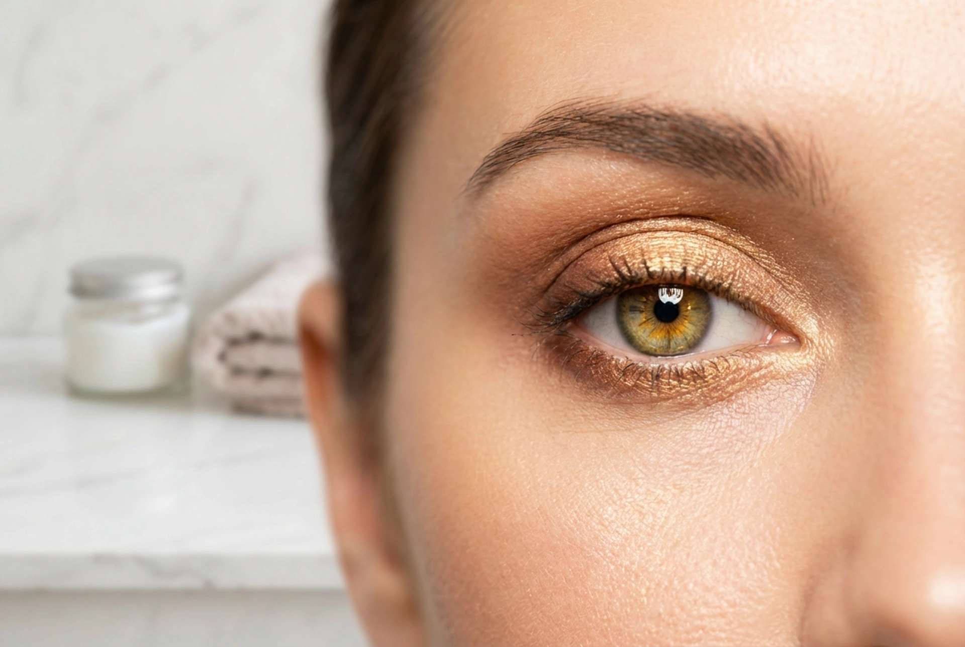 Hazel eye makeup: shades to highlight golden flecks
