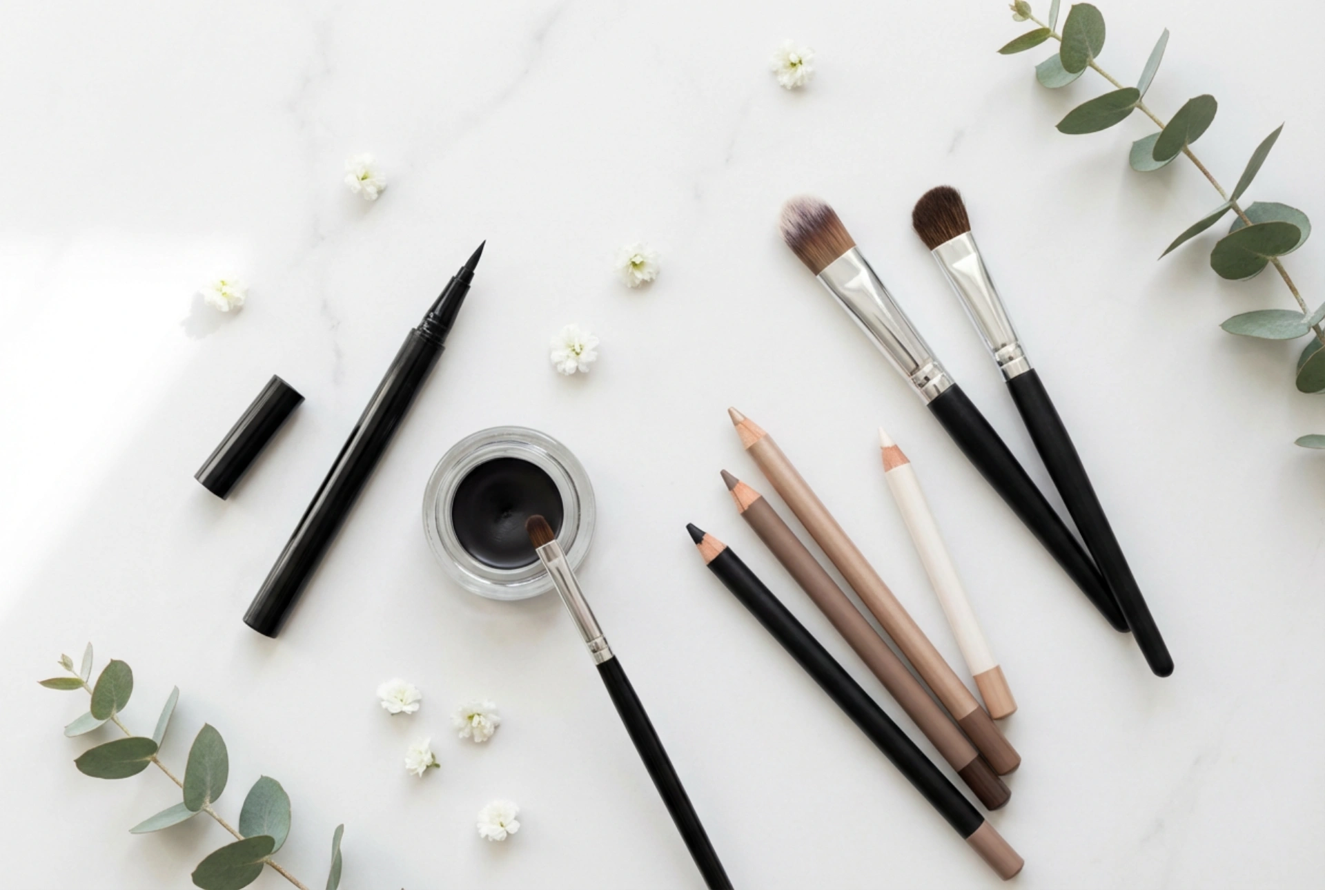 Mastering Eyeliner: A Practical Guide to Application and Tools