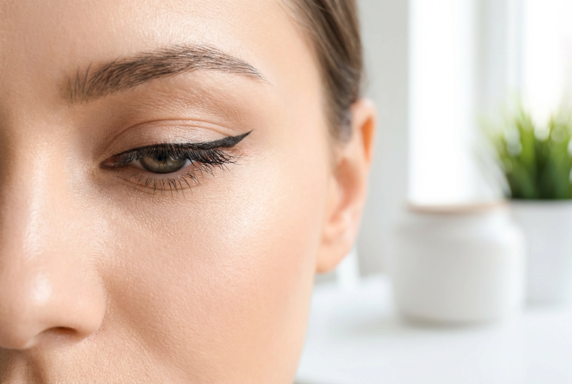 Everyday Eyeliner: The Thin Line, the Wing, and the Finish