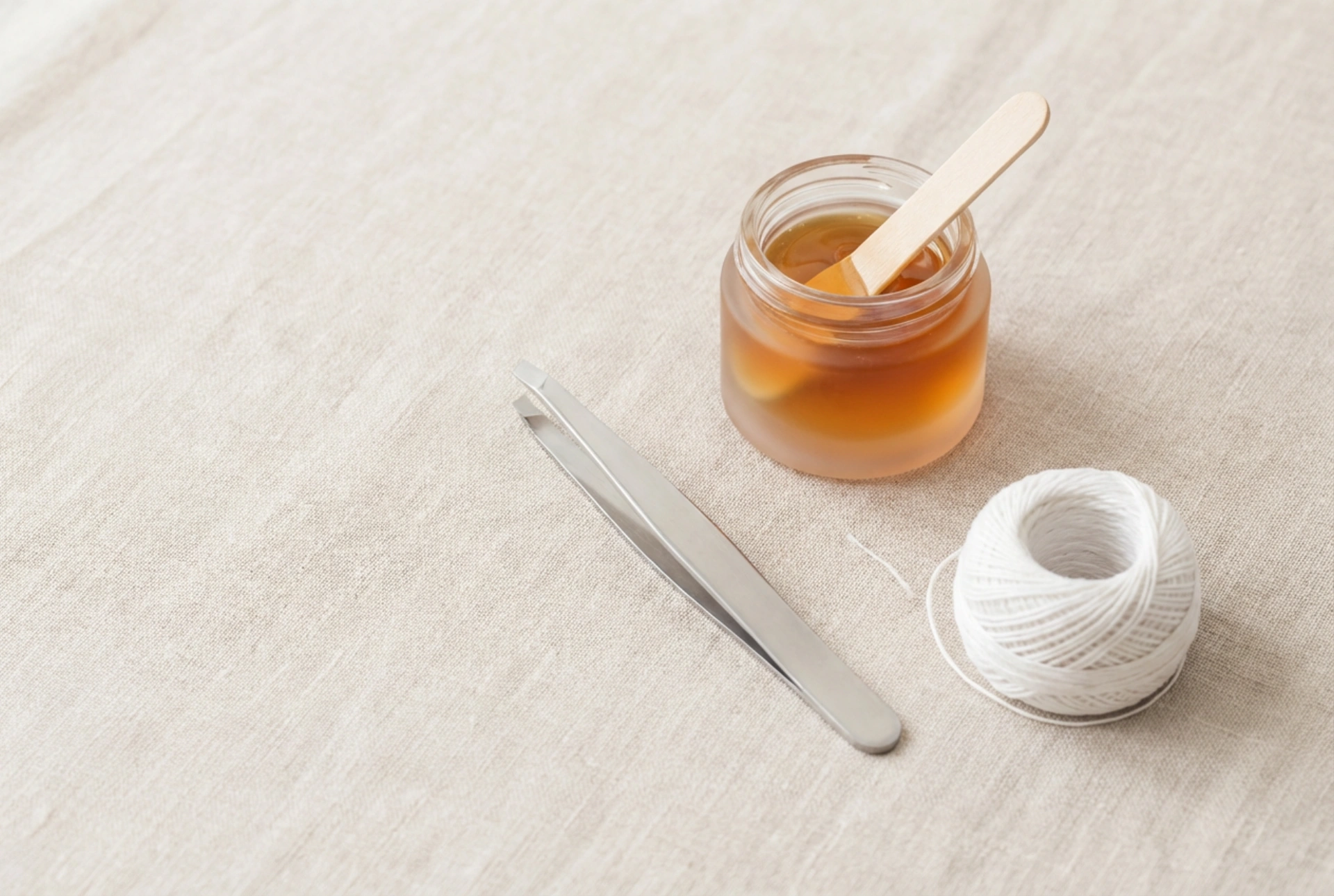 Eyebrow Shaping: Tweezers, Wax, and Threading – Choosing the Right Method and Technique