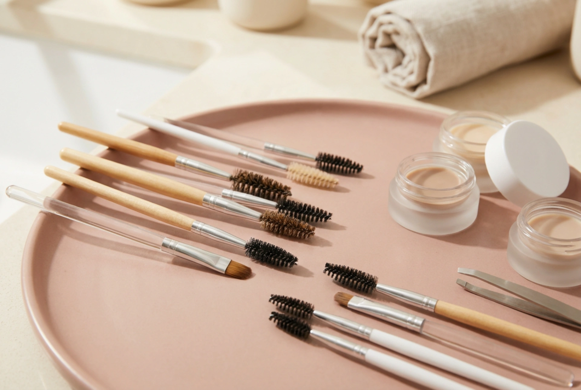 Eyebrow Spoolie Brushes: Types and How They Simplify Styling