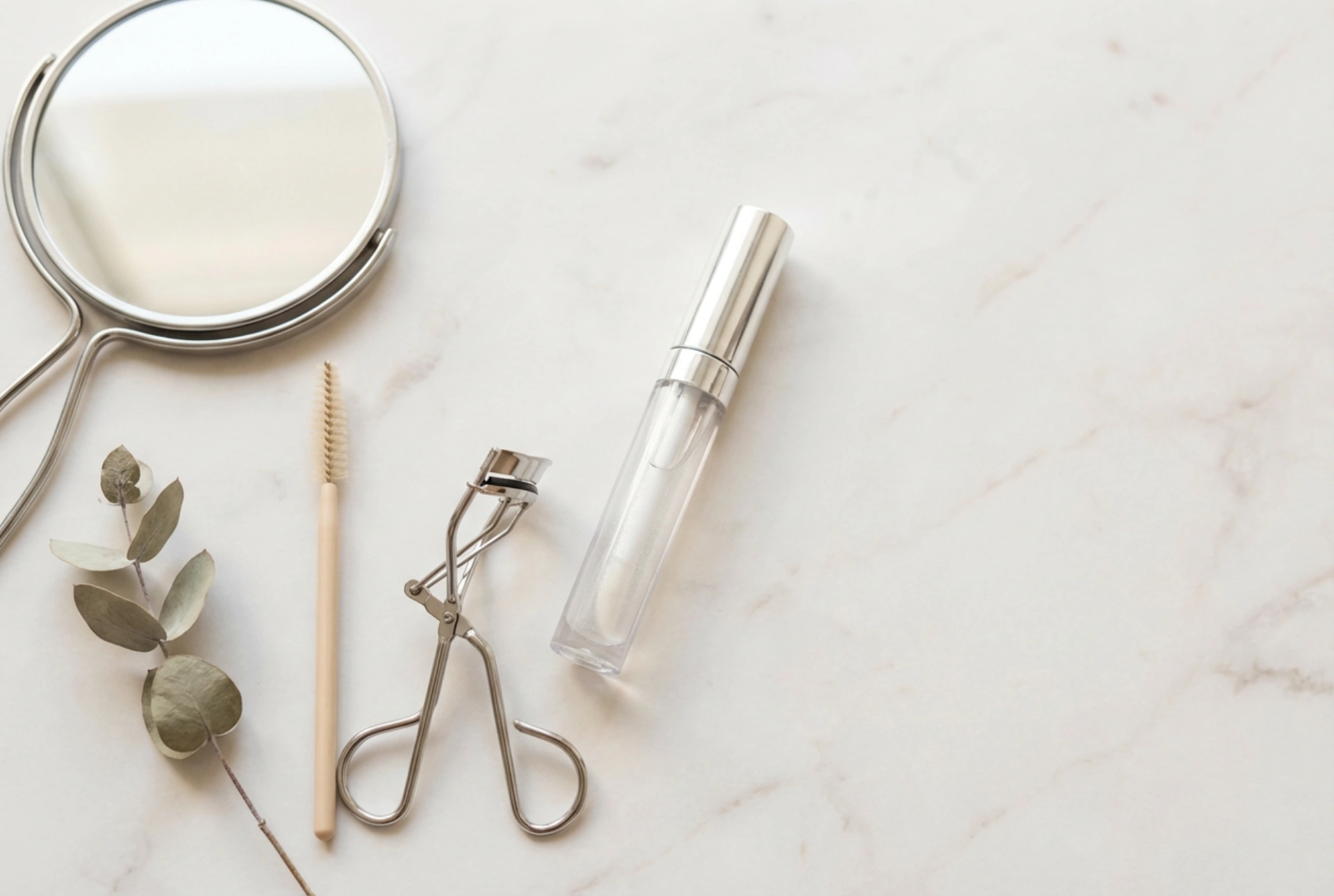 Clear Lip Gloss in Your Makeup Bag: Uses, Tricks and Care