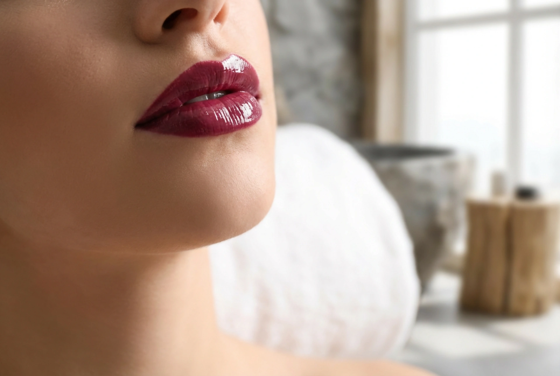 Step-by-Step Vinyl Lipstick Application: How to Achieve a Smooth Shine and Perfect Contour