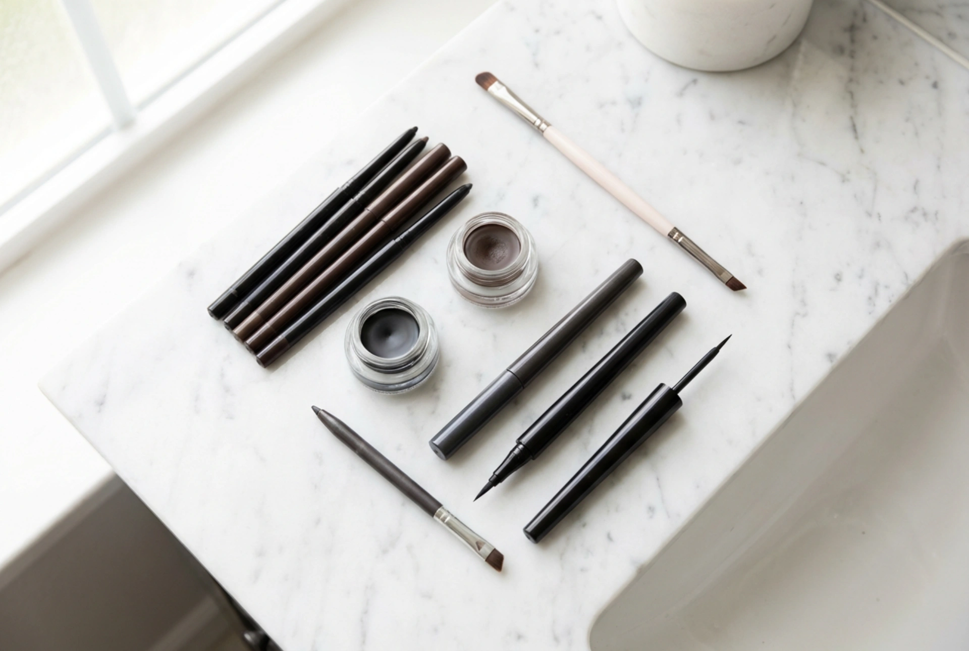 Eyeliners in Practice: Types, Applications, and Makeup Longevity